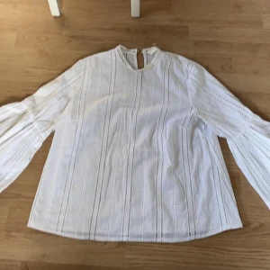 Blus - En jätte fin och vacker blus ifrån H&M men second hand, så antagligen svår att hitta i butik. Denna typ av tröja är väldigt poppis just nu inom stockholmstilen💘☺️