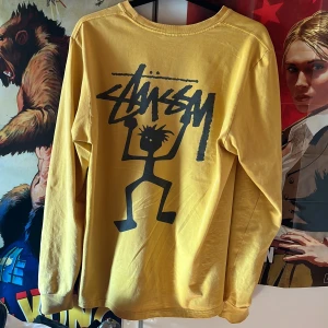 Stussy Longsleeve - Säljer min gula Stussy Longsleeve i storlek M då den inte passar mig. Bara använd en gång, inga märken eller skador. Skriv om det finns frågor ✌️