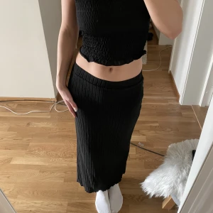 Lång svart kjol. Ribbad - Lång kjol mys ribbad material. Är 170cm för referens 
