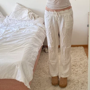 ROXY LINNEBYXOR - Säljer ett par vita linnebyxor från Roxy i storlek SMALL. Jag är 176 cm ❤️ Det enda slitaget är hålen från snörningen (se sista bilden) ❤️ Jag har vanligtvis XS och dessa sitter superbra ❤️Nypris är 599 ❤️