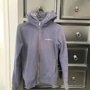 Sail racing kofta  - Säljer denna sailracing kofta gammal variant. Jätte fin. 