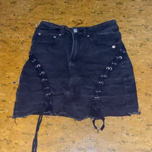 Jeanskjol  - Väldigt fin kjol som blivit för liten för mig. Enda lilla ”bristen” på den är att kanten har gått upp lite men det är ingenting som påverkar kjolen så att säga haha!