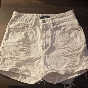 Vita jeansshorts ✨️ - Jeansshorts storlek S  från bik bok oanvända för 150kr✨️