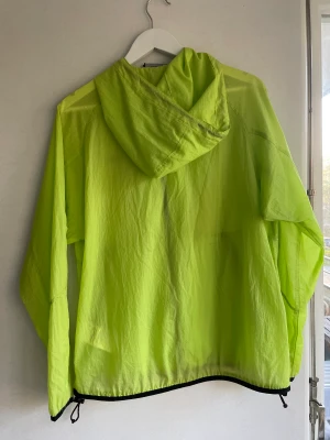 Carhartt Winrunner - Mint Conditioning Carhartt windrunner. Limegrön med Reflex logo i storlek Small.