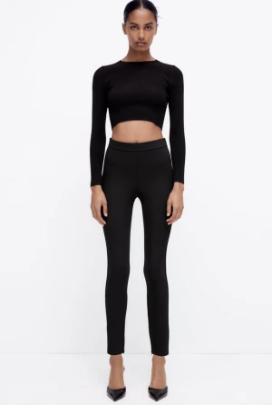 Zara Leggings Capri strl S - Zara Leggings Capri strl S Svart Kommer i superfint skick. Hunnit använda en gång. Passar inte efter graviditet.  Nypris 259kr