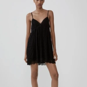 Svart känning zara strl xs  - Jättefin svart klänning ifrån zara i strl xs med linneinspirerad fit🤍🫶🏼 verkligen perfekt nu i sommar 🍓☀️ klänningen har även inbyggda shorts så man behöver aldrig vara rädda för att flasha nån (shortsen syns dock ej så ser ut som en helt vanlig klänning) 