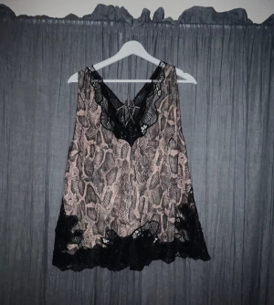 Linne - Super fint glansigt linne från H&M med spetsdetaljer och knytning i ryggen!🖤🤍🤎 