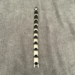 Rostfritt armband  - Nytt rostfritt metallarmband i trendig design. Längd: 21 cm. Köparen står för frakt.