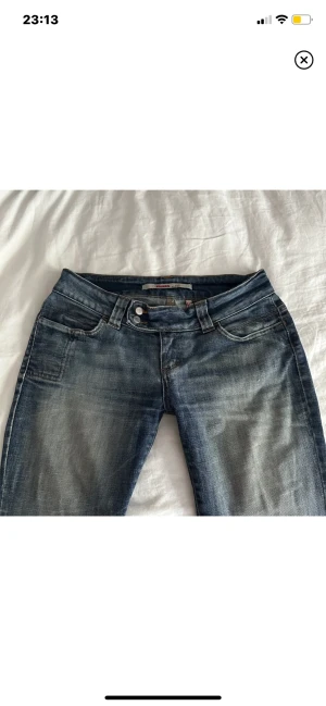 jeans  - jätte söta jeans som tyvärr var förstora på mig, lånade bilder.  midja= 80 innerben=83. jag är 167 och de är lite för långa. skriv om du har frågor💗