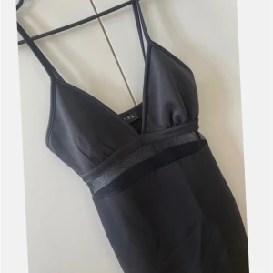 Club L - Svart klänning  - Svart klänning i storlek 8, passar XS