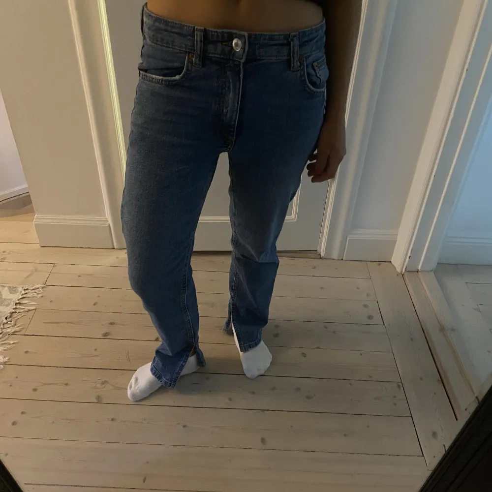 Zara jeans i storlek 164 men passar även midjemåttet 24-26 och längden 30. Har använt dem en gång så otroligt (!!) bra skick!!! 🤩 dem är straight leg med en slitz. Jeans & Byxor.