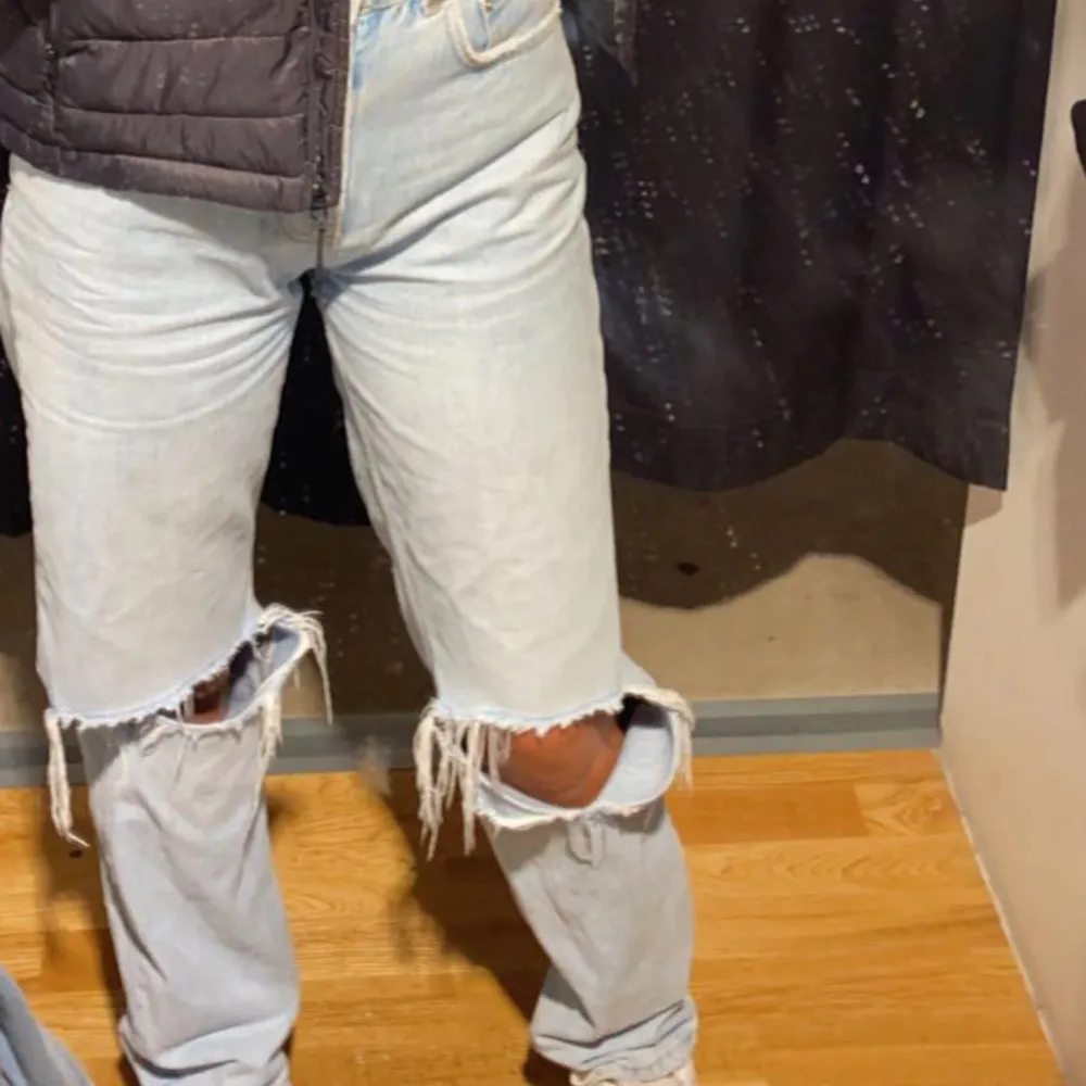 Jeans med hål från Gina, använda men fint skick. Storlek 34💕. Jeans & Byxor.