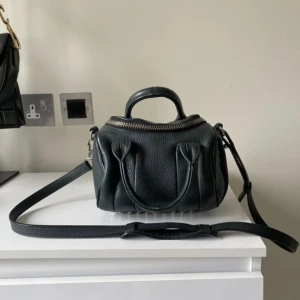 Alexander Wang väska - Vääärldens finaste Alexander Wang väska💕 modellen ”rockie” i mörk grön, ända tecken på användning är på knitarna! Mått: höjd 14 cm & bredd 20 cm❤️