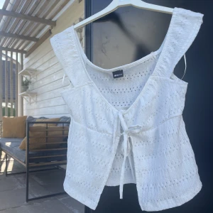 Topp - Säljer denna helt oanvända topp från ginatricot i storlek 38! Perfekt nu till sommaren✨Nypris 249kr