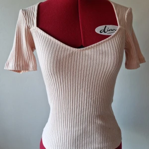 Topp från Gina Tricot - Ny topp från Gina med prislappen kvar. Jättesöt!! 3 för 2 på allt och gratis frakt vid köp för minst 250 kr, kontakta mig då!🌸 