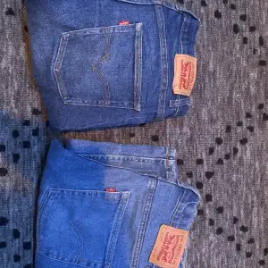 Säljer nu mina Levis jeans för att dem är försmå ner till. Jeansen är i ett mycket bra skick utan hål. Jeansen kostar 599kr styck i nypris. Säljer båda paren för 350kr så det är ett riktigt bra pris.
