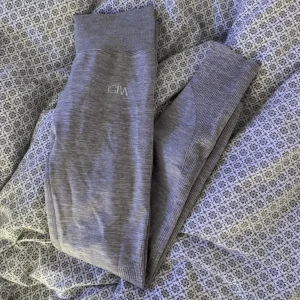 Grå ICIW tights  - Säljer mina gråa iciw träningstights då de inte kommer till användning! ❤️ de är i bra skick, passar om man är runt 160 cm lång 🥰 kom priv för mer frågor och bilder! 
