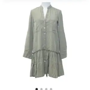 Klänning från Zara köpt på sellpy, aldrig använd och storlek xs