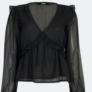 Blus - Säljer nu denna blusen då den är lite stor på mig , har aldrig använt den fick den igår.