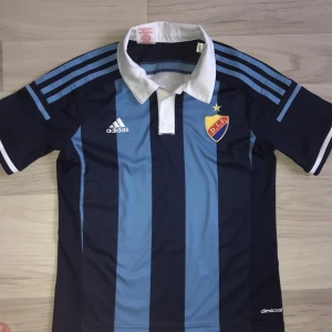 T-Shiro djurgården  - En helt ny djurgården t-shirt. Säljer för att jag inte passar i den. Väldigt fin och skön. Väldigt bra skick. 9/10.