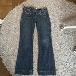 as söta lowwaist bootcut jeans som tyvär inte kommer till användning, jeansen är väldigt stretchiga och passar mig som är storlek 28 i jeans!  (de är lite slitna där nere vilket syns på 2 bilden😊)