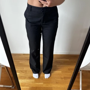 Svarta raka kostymbyxor  - Svarta kostymbyxor, som referens är jag 167cm lång