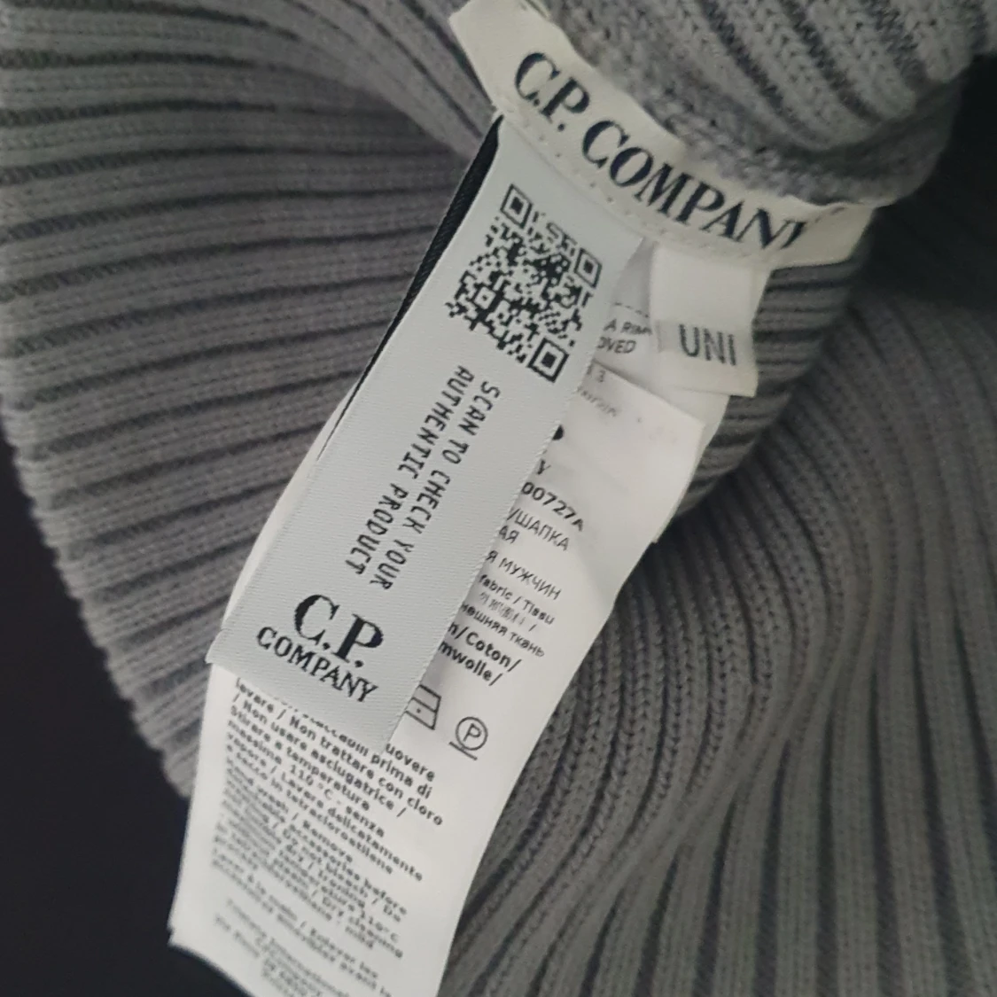 Hej! Jag säljer en grå c.p company mössa som är äkta - 90