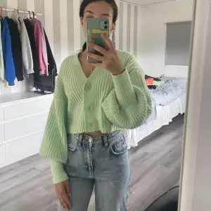 Säljer denna neongröna stickade tröjan ifrån Gina Tricot i storlek xxs. Den är knappt använd och ser ut som ny. Säljer då den tyvärr inte används. Hör av dig för fler bilder eller frågor!