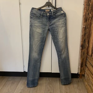 Replay Jeans - Replay Jeans i modellen Pearl! De är lågmidjade och vida i benen. Nyskick! Tyvärr för stora för mig.