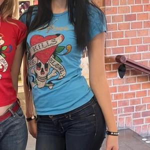 Ed hardy tshirt - Säljer min älskade ed hardy tröja😩 strl M men sitter som på bilderna på mig som har xs. 