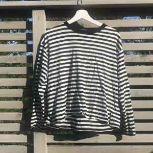 Tröja - Långärmad tröja från monki, inte kommit till användning. Läg egna förlag på pris