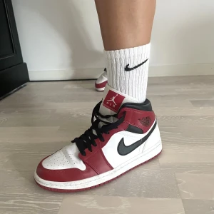 Jordans - Supersnygga jordans som knappast är använda. Inprincip i nyskick. Storlek 41 men passar mig som har 39/40 i skostorlek. Priset går att förhandla vid snabb affär