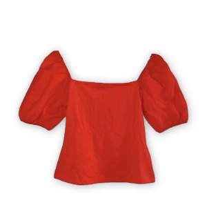 Puffärmad Röd Top - • Använd fåtal gånger  • Kan även användas som en off the shoulder top • Tight fitted 