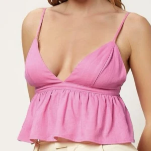 Rosa topp - Säljer nu denna superfina topp. Den är perfekt nu under sommaren samt till fester. Storlek S💘💕