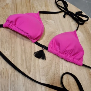 Bikiniöverdel  - Vadderade kupor. Sparsamt använd. Tvättad såklart!   Säljes pga fel strl. 