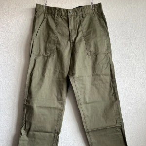 Cargobyxor - Gröna cargobyxor från H&M. Fina men passade tyvärr inte min kille. Helt oanvända🥰