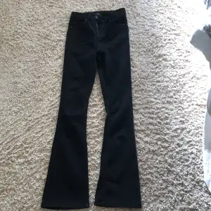 Säljer dom här svarta jeans från nelly.com de passar mig fast vill inte ha dom och jag har storlek s  på byxor 🫶🏼❤️😇