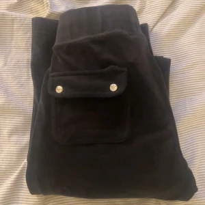 Juicy couture  - Juicy byxor storlek S i färgen svart sitter bra på mig som vanligtvis har 36🫶🫶först till kvarn!! 