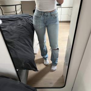Mid waist jeans ifrån zara med hål på knäna💕