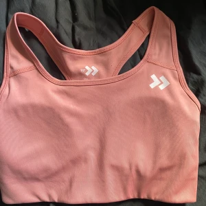sport-bh  - En jättefin sport-bh från lager 157 denna har aldrig använts å har legat glömd i gaderoben😅 så den e i helt nyskick, den har två inlägg i den så det syns inte igenom om du skippar tröjan🩵