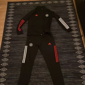 Man Utd träningskläder  - Bra skick på dem fast dem är använda flera gånger 