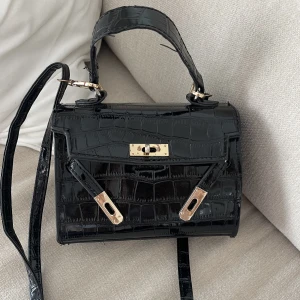 Crossbody väska - Fin liten crossbody som har använts väl.