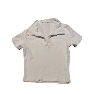 Topp - Fin vit topp, storlek s passar även xs💗endast provad och tvättad annars aldrig använd