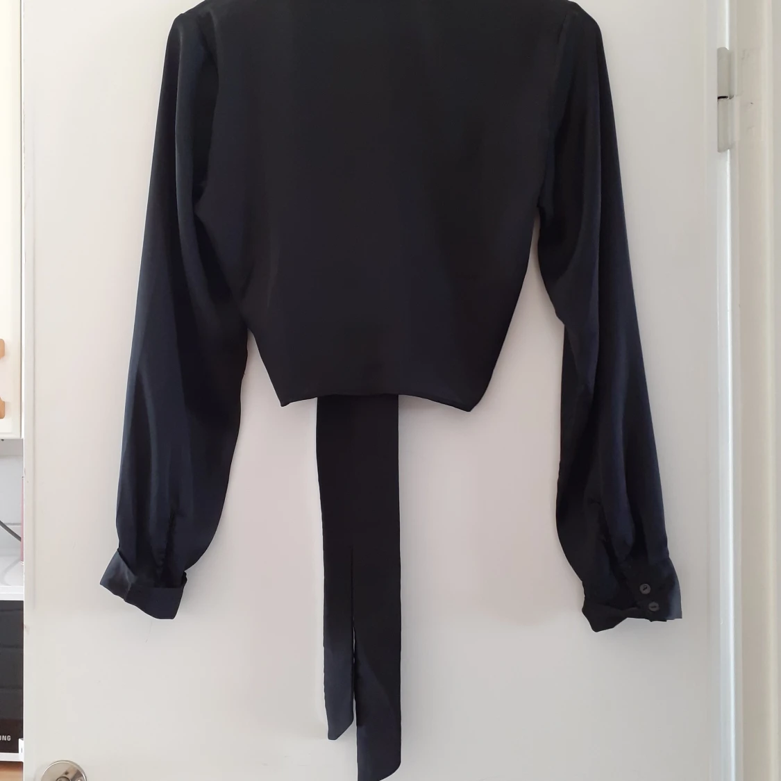 svart satinblus  - 90