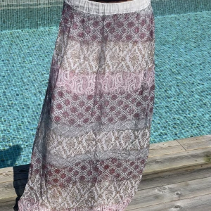 Långkjol - Snygg och unik långkjol perfekt till sommaren🌸 Kjolen går ner till marken på modellen som är ca 165cm🌸