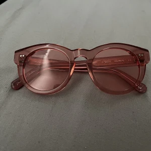 CHIMI 003 Guava - Säljer ett par chimis som jag fick som en gåva men gillar ej färgen så vill bli av med dom. Dom är använda men inga skador. Har ej kvitto eller orginal fodralet. Pris kan diskuteras. Sthlm