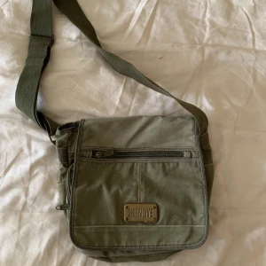 Väska - Supersöt crossbody väska köpt från secondhand! 
