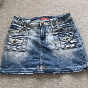 Kjol - Snygg kjol från second hand med mycket detaljer 