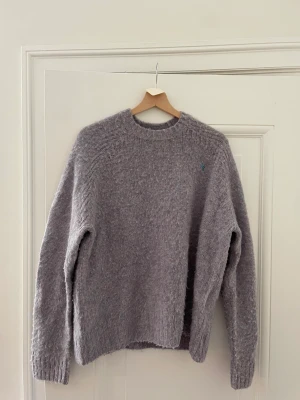 Acne studios knit wool - Iprincip oanvänd acne studios 100% wool styckad tröja, storlek L men sitter som M, unisex, köpt på Acne Studios normallmstorg. Pris kan alltid diskuteras