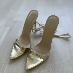 Lace Up High Heels - Säljer dessa superfina lace up high heels från Pretty Little Thing. Helt nya och oanvända. 
